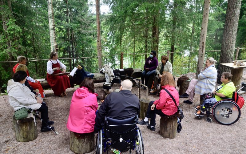 Nuotion äärellä Wäinölän pihapiirissä