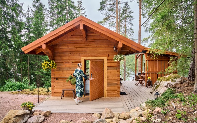 ainola-astelee-nuuksion-taika-2000