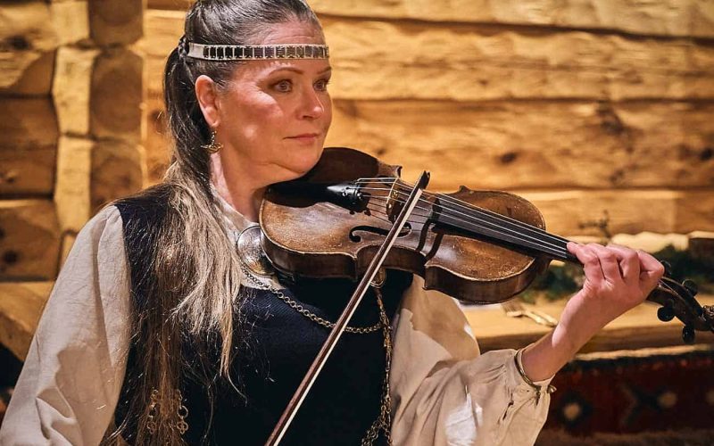 kansanmuusikko-ulla-hillebrandt-kalevalahaat-nuuksion-taika-1300