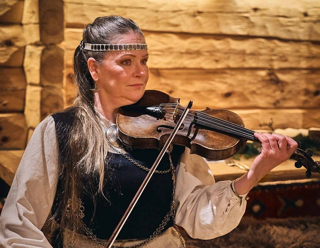 kansanmuusikko-ulla-hillebrandt-kalevalahaat-nuuksion-taika-1300