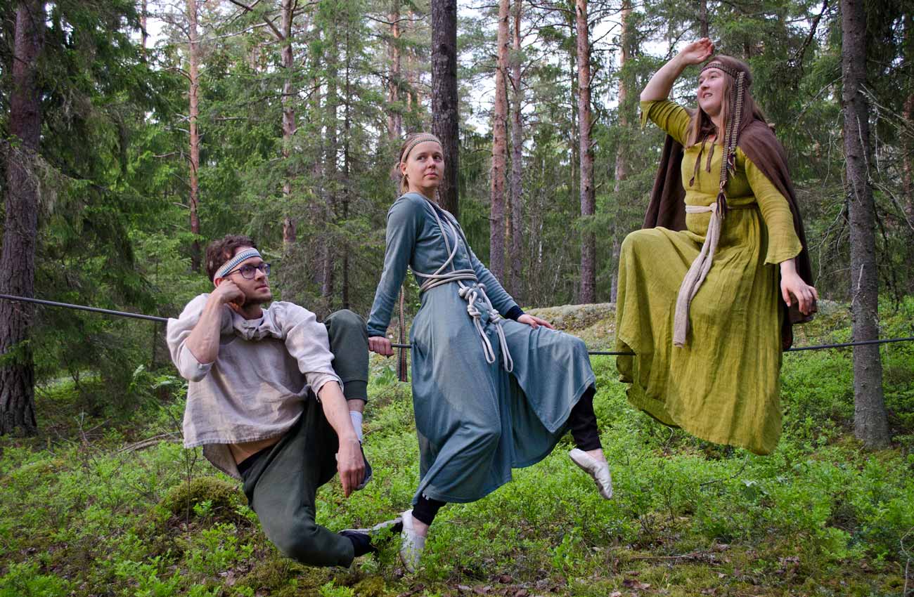 Sirkustaitelijat metsäsirkuksessa