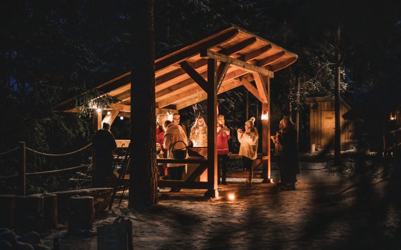 talvitunnelma-grillikatos-ihmiset-nuuksion-taika-2000