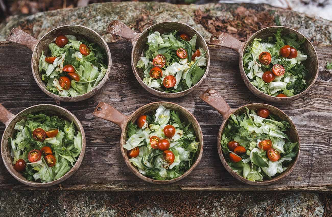 Nuotioruokailu: vihreä salaatti Kupilkan astioista