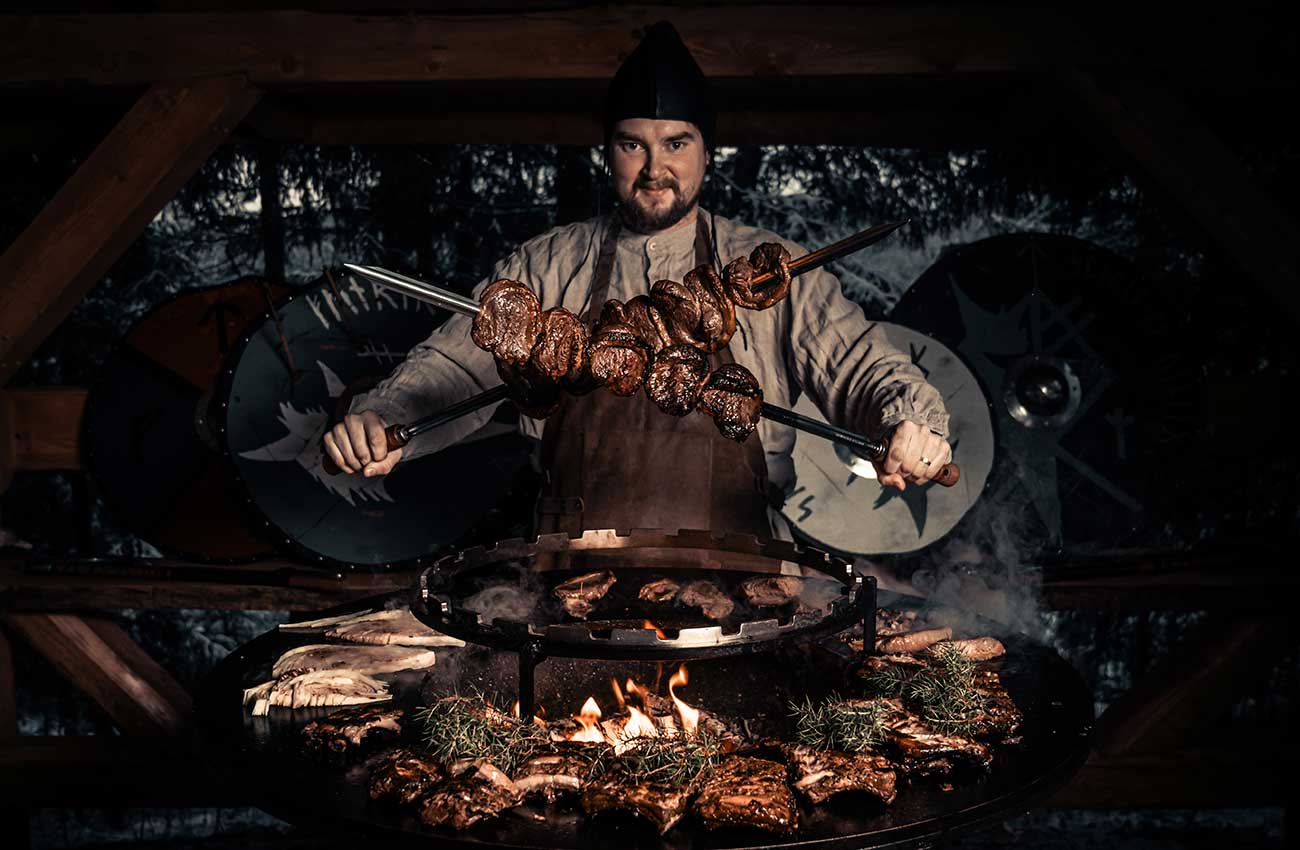 Viikinkihäiden ruoka valmistuu Ofyr -grillillä Henkan toimiessa grillimestarina