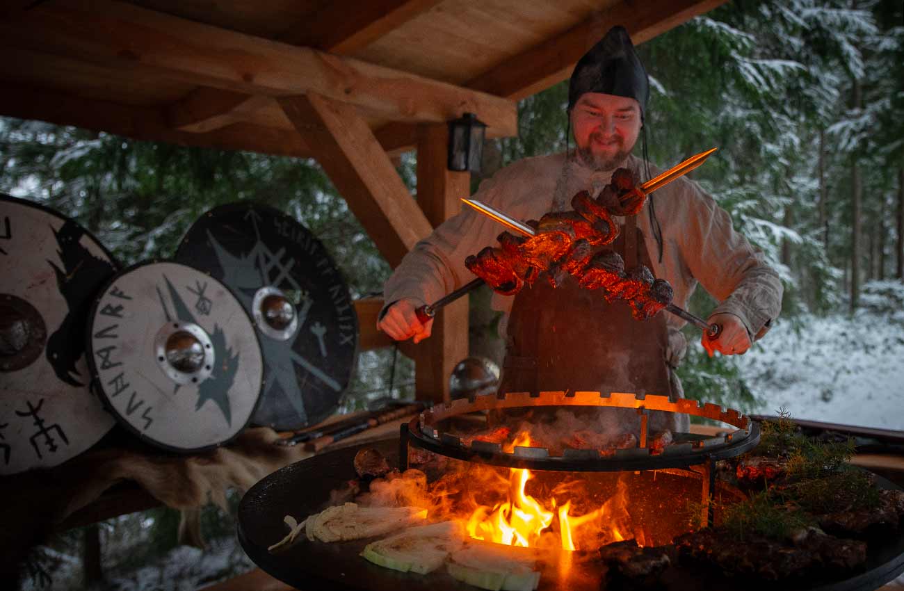 Viikinkihäiden ruoka valmistetaan Ofyr-grillillä