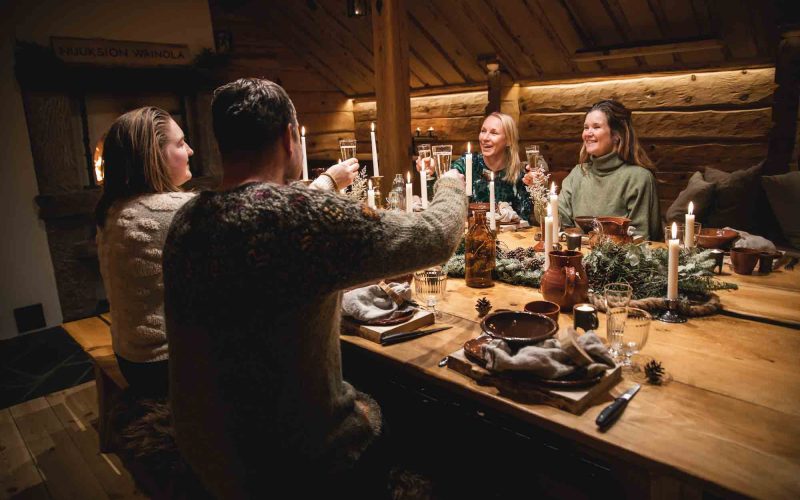 wainola-poydan-aaressa-kilistelya-kaukaa-nuuksion-taika-2000